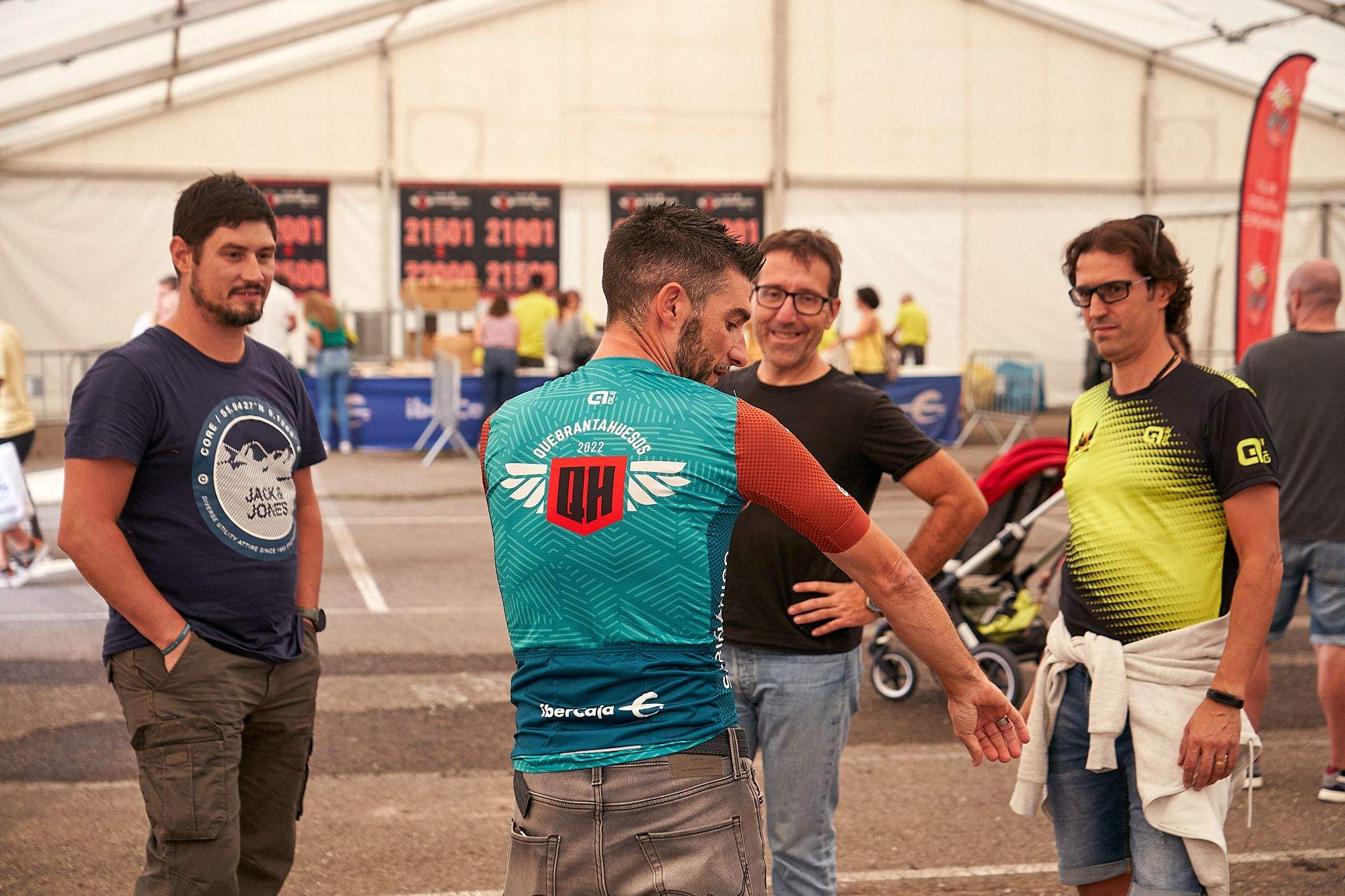 Sabiñánigo ya vive la Quebrantahuesos. FOTO: DOBLE JOTA