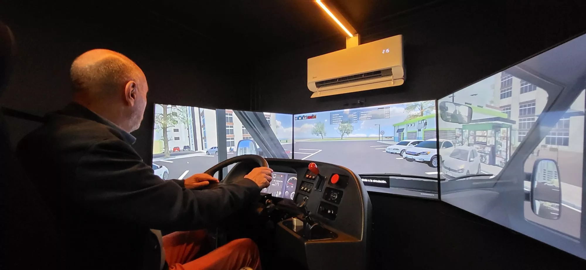 Fernando Callizo "conduce" el simulador Simestruck en ACFInnove Fernando Callizo "conduce" el simulador Simestruck en ACFInnove