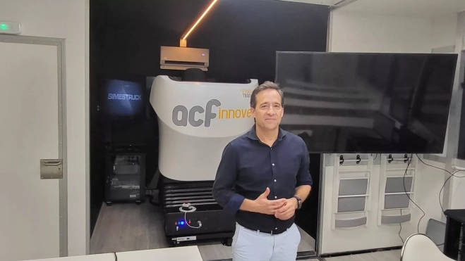 Fernando Viñuales en el aula donde está instalada el simulador Fernando Viñuales en el aula donde está instalada el simulador