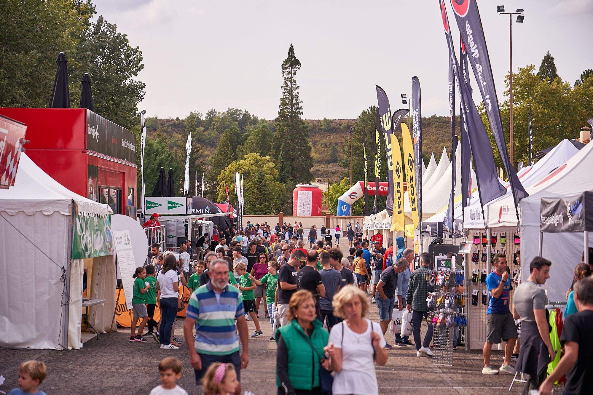 Sabiñánigo ya vive la Quebrantahuesos. FOTO: DOBLE JOTA