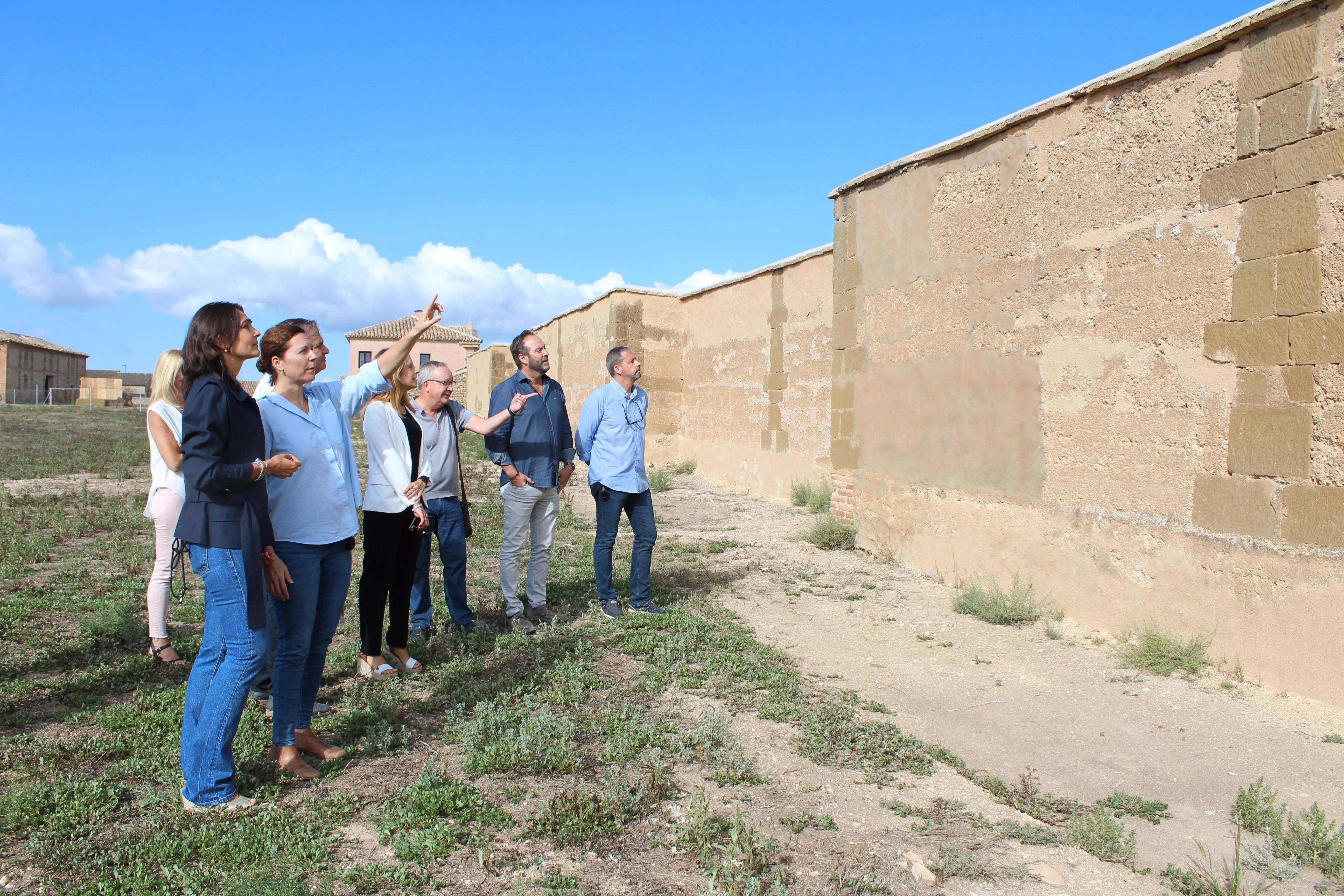 Celsa Rufas, los técnicos y los responsables de la empresa presencian la muralla de La Cartuja