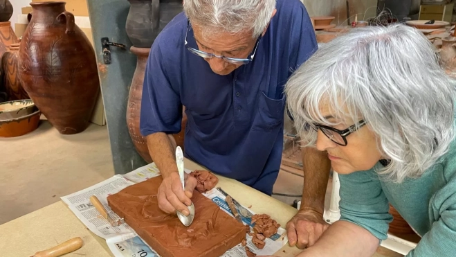 Taller de cerámica con Raimundo Aibó para hacer las piezas que se incluirán en el murete de arte