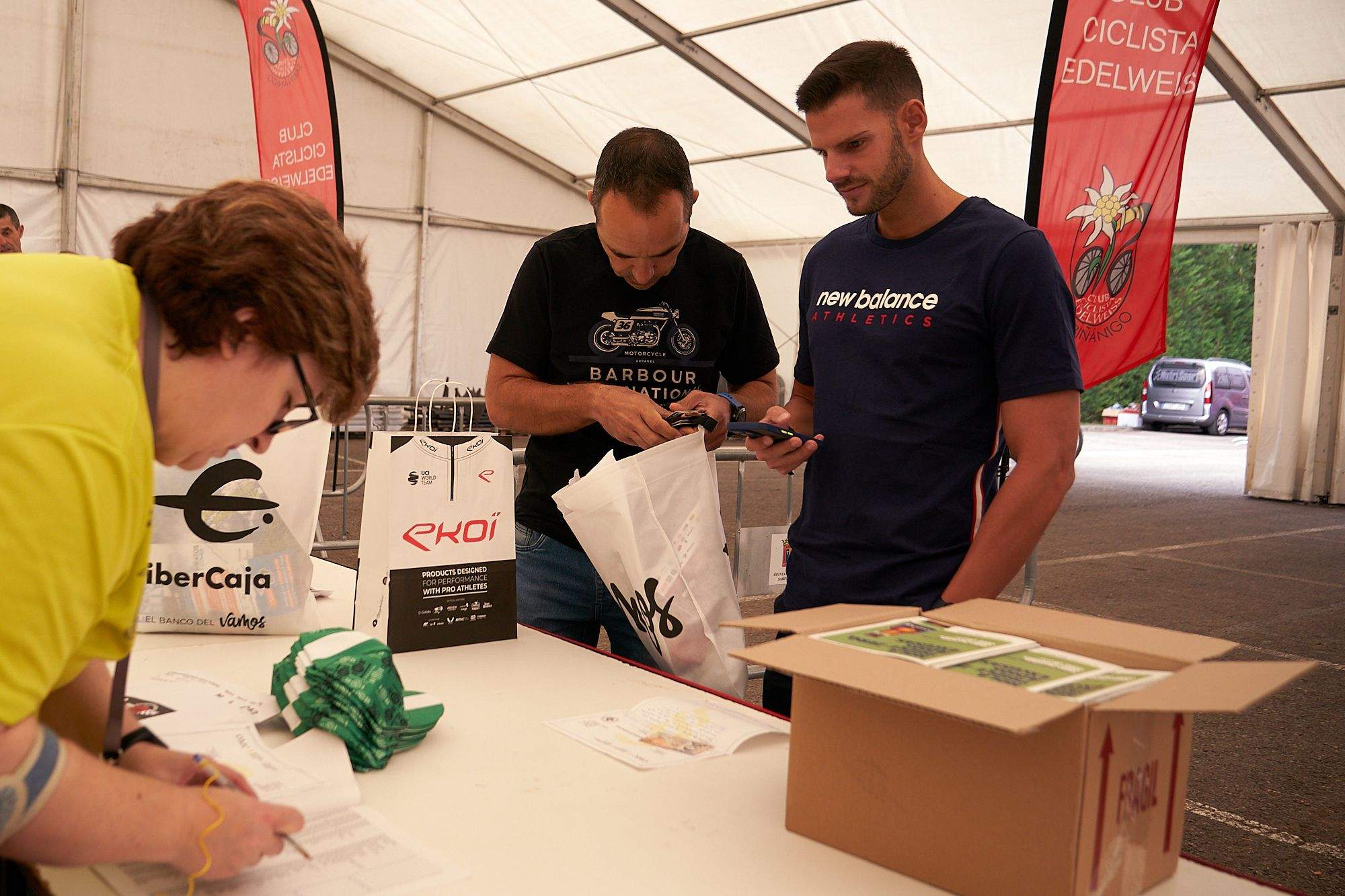 Sabiñánigo ya vive la Quebrantahuesos. FOTO: DOBLE JOTA