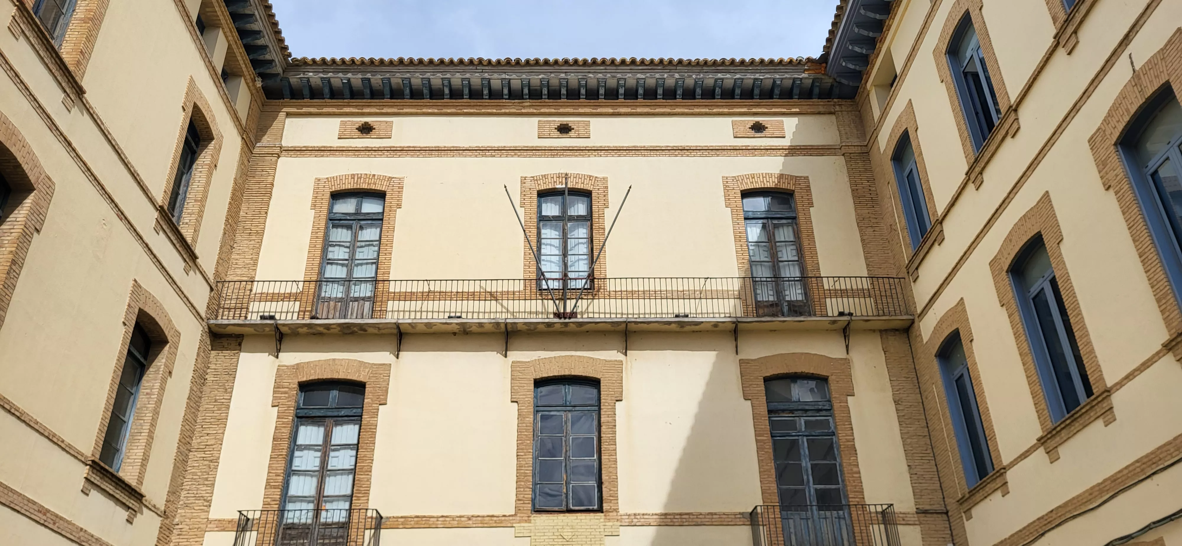 Edificio de la antigua residencia de niños de Huesca que se va a rehabilitar para albergar Medicina y Enfermería.
