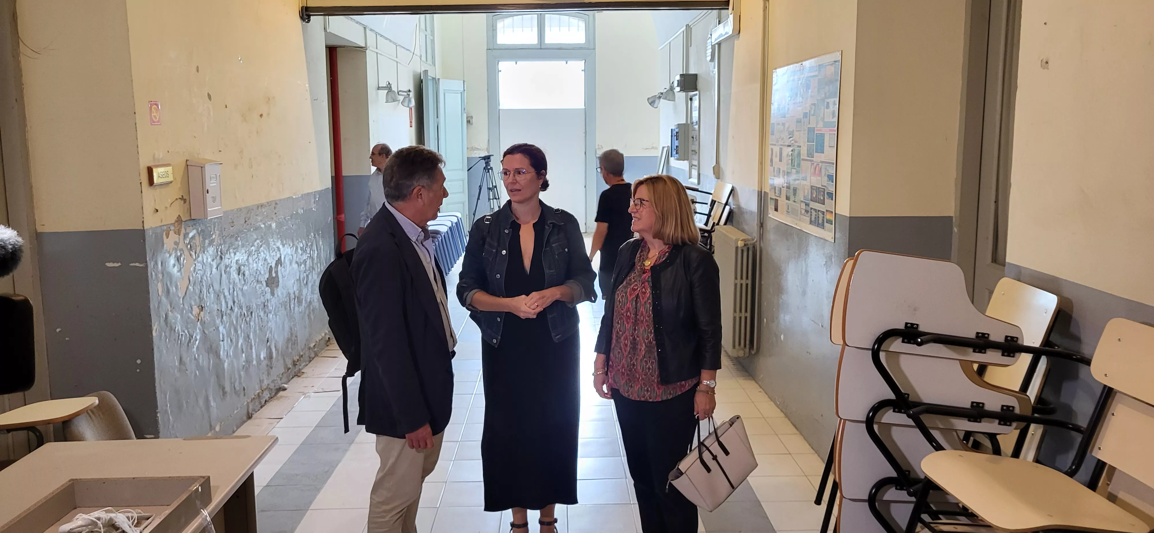 Ricardo Oliván, Laura Puyal y Marta Liesa en uno de los pasillos del edificio.