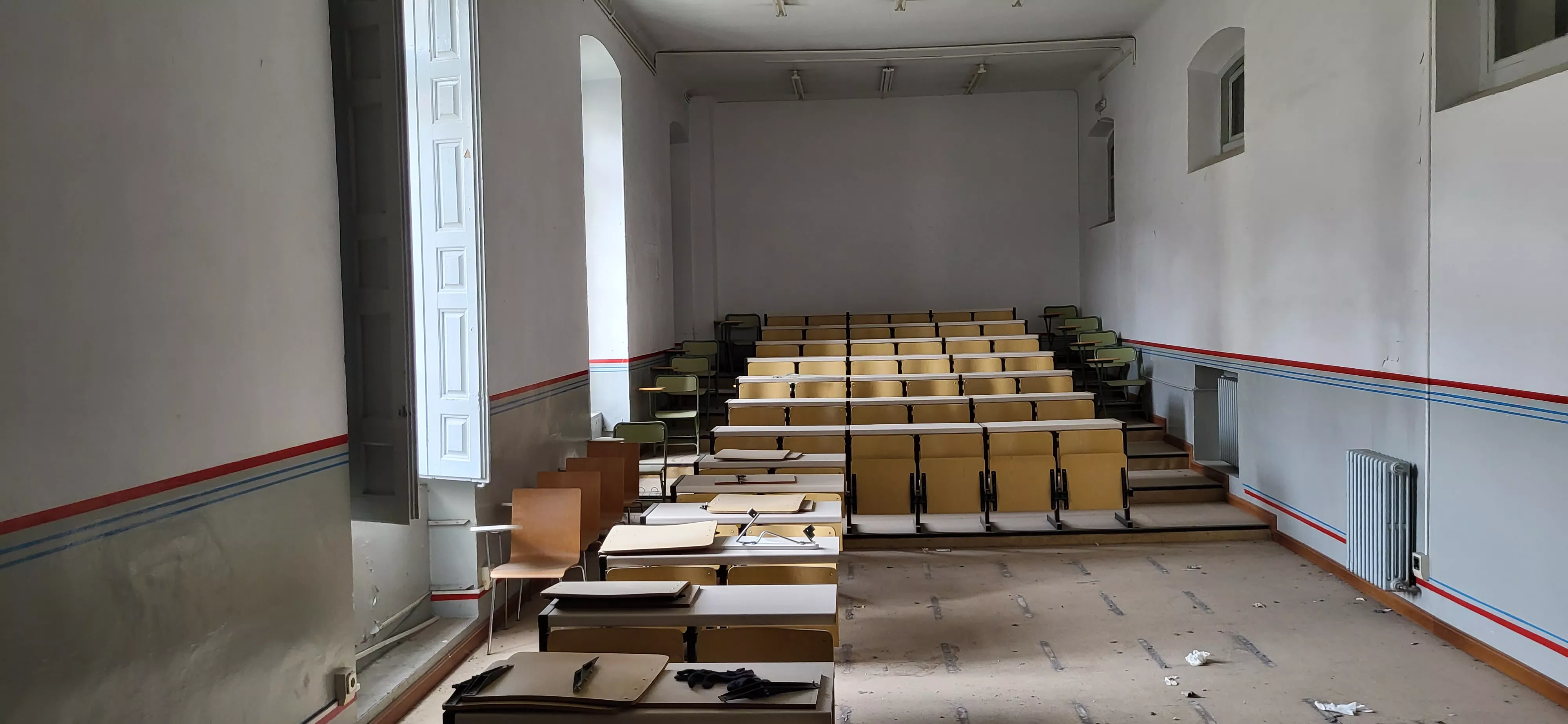 Una de las antiguas aulas del edificio de la residencia de niños, que acogerá el ciclo de Medicina.
