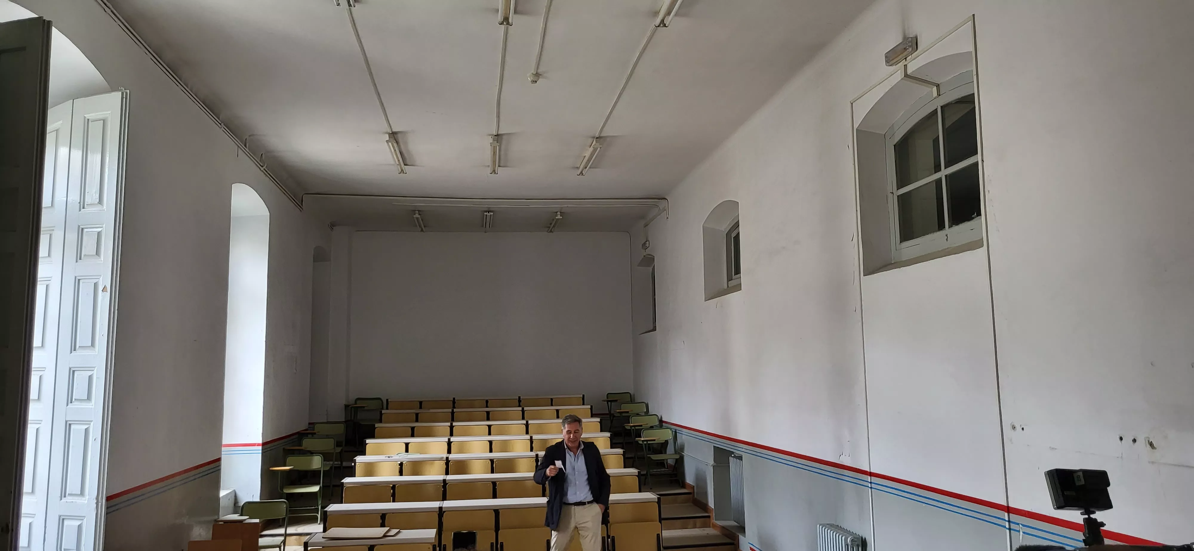Ricardo Oliván en una de las aulas del edificio en el que se va a actuar.