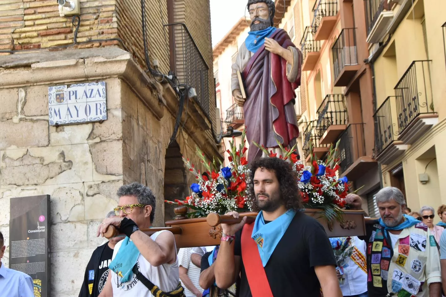 Procesión y ofrenda en el día de San Mateo en Monzón.