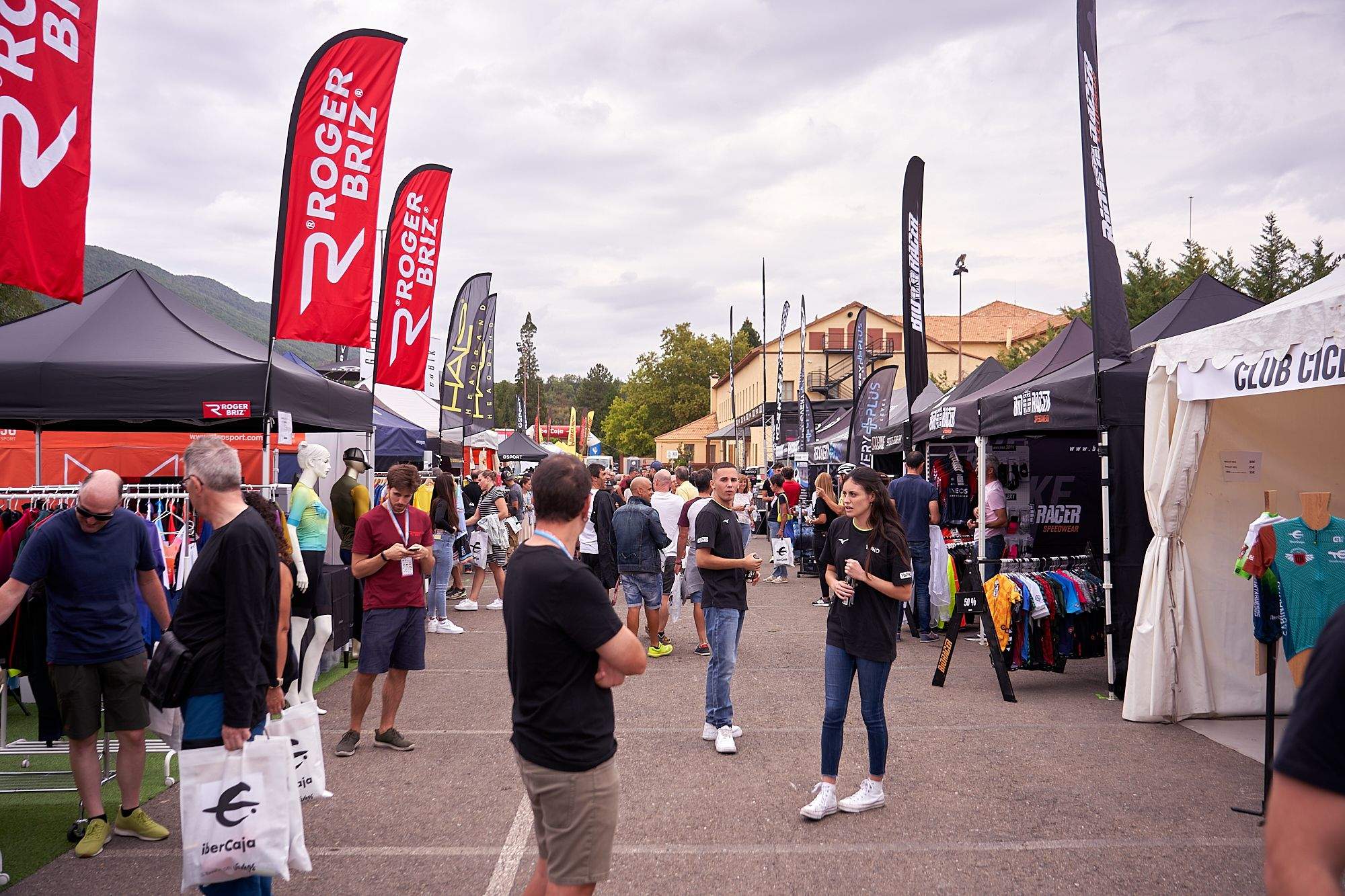 Sabiñánigo ya vive la Quebrantahuesos. FOTO: DOBLE JOTA