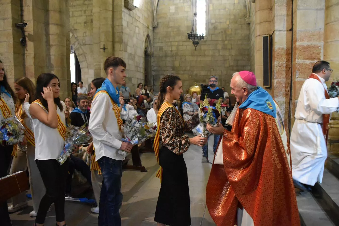 Procesión y ofrenda en el día de San Mateo en Monzón.