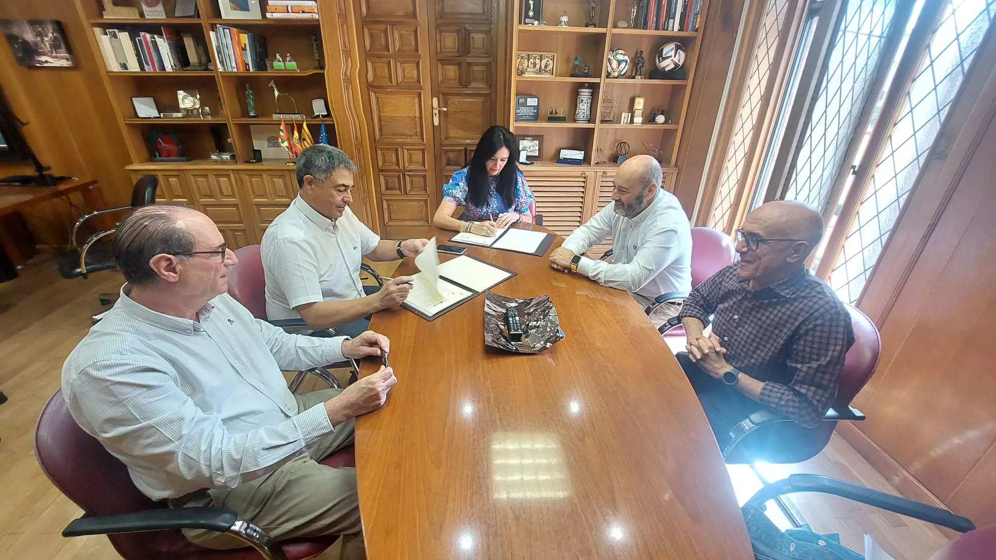 Firma del convenio entre el Ayuntamiento de Huesca y Adif.