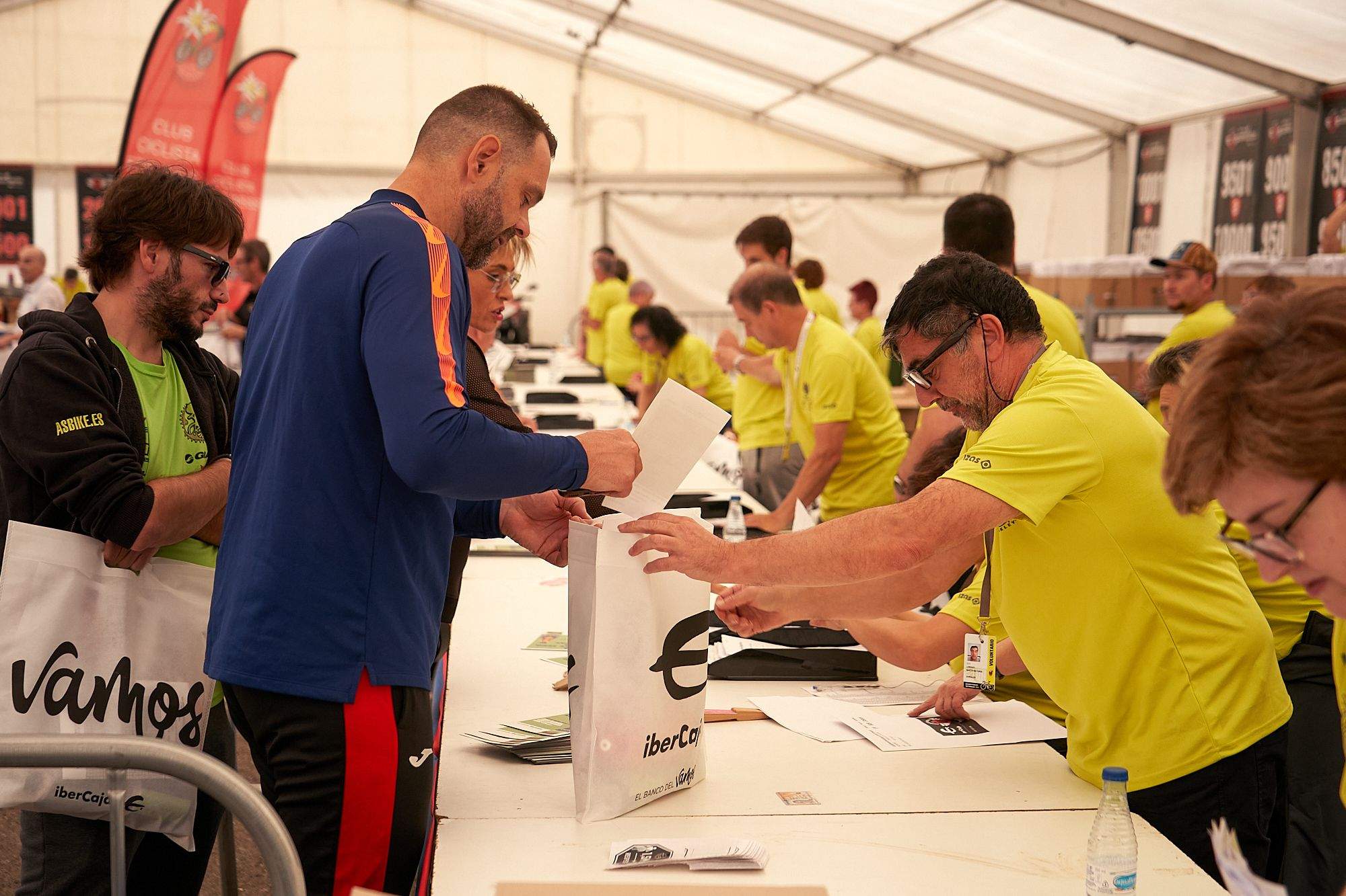 Sabiñánigo ya vive la Quebrantahuesos. FOTO: DOBLE JOTA