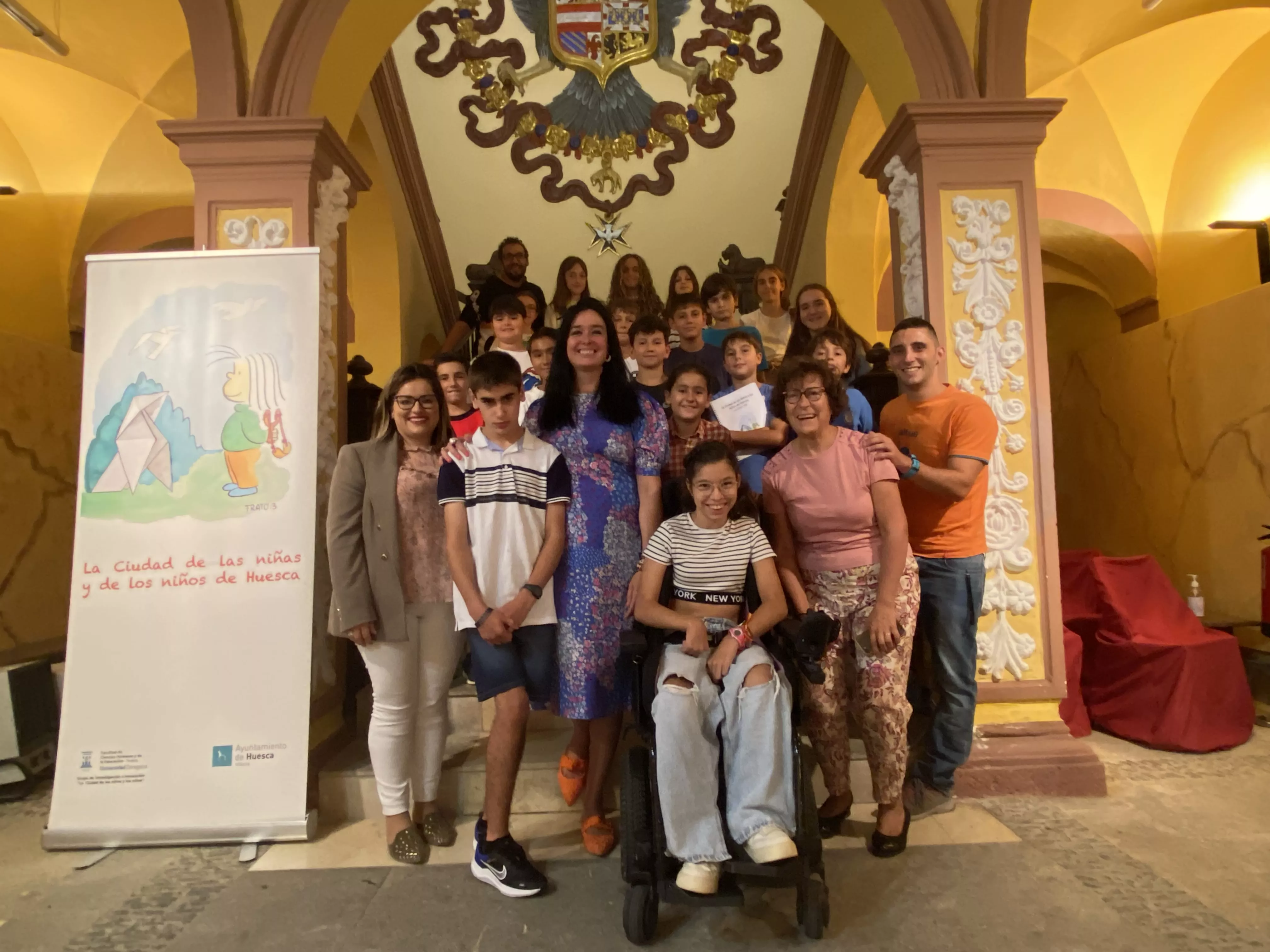 Miembros del Consejo de la Ciudad de las Niñas y los Niños, con Orduna y Latre.