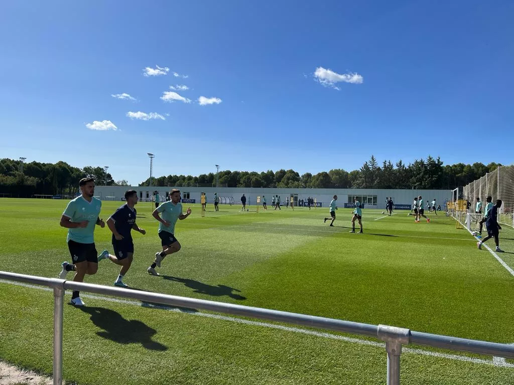 Rubén y Gerard Valentín trabajan al margen este viernes en la Base Aragonesa de Fútbol. Foto: A. Mora