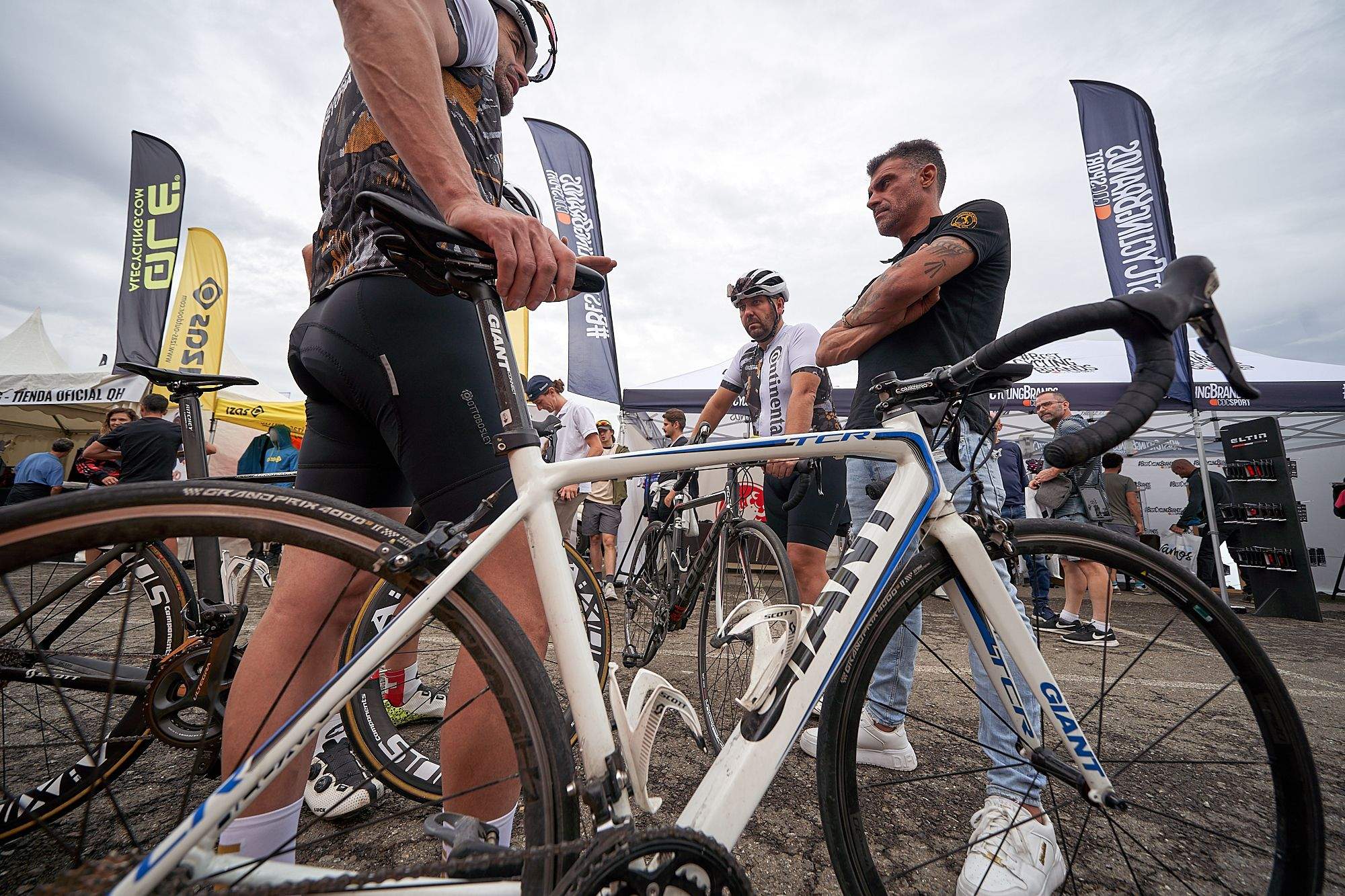 Sabiñánigo ya vive la Quebrantahuesos. FOTO: DOBLE JOTA