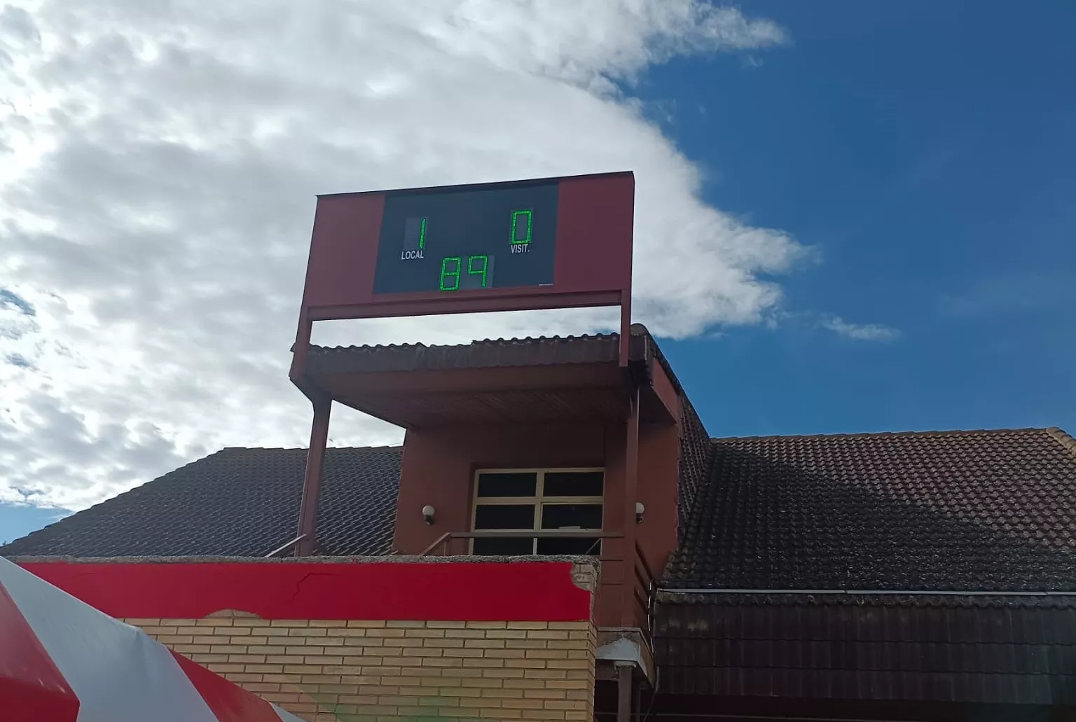 El nuevo marcador de El Municipal ya está instalado.