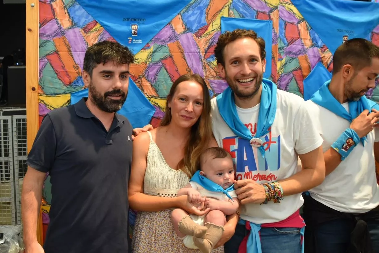 Acto de entrega de la primera pañoleta de San Mateo a los bebés en Monzón.