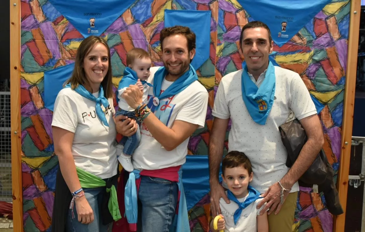 Acto de entrega de la primera pañoleta de San Mateo a los bebés en Monzón.