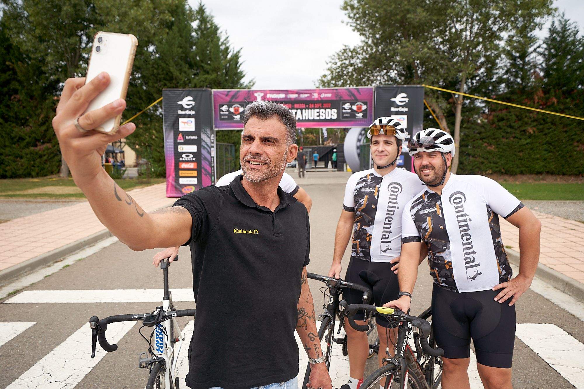Óscar Pereiro, ganador del Tour de 2006, se hace un selfi con dos seguidores. FOTO: DOBLE JOTA