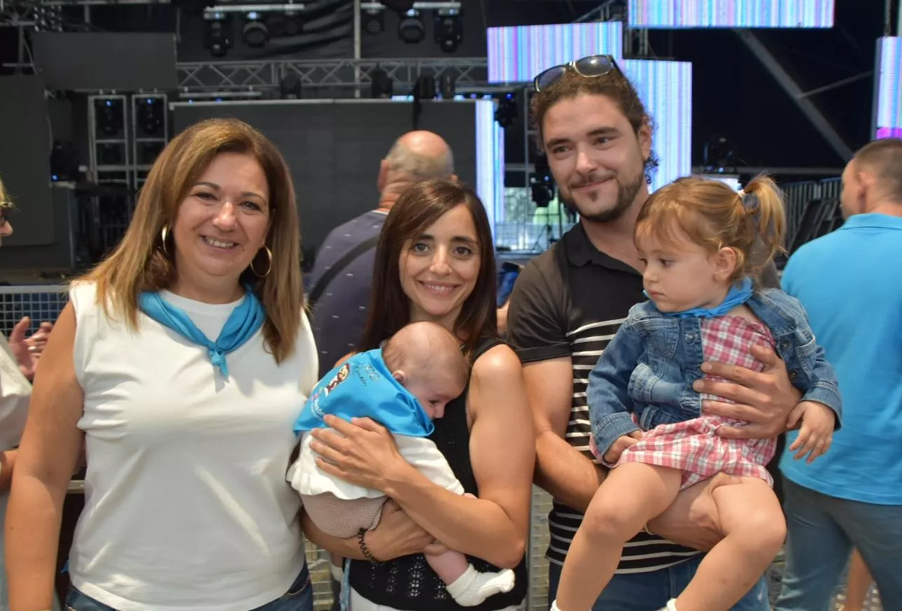 Acto de entrega de la primera pañoleta de San Mateo a los bebés en Monzón.