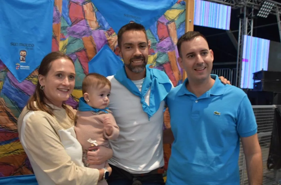 Acto de entrega de la primera pañoleta de San Mateo a los bebés en Monzón.