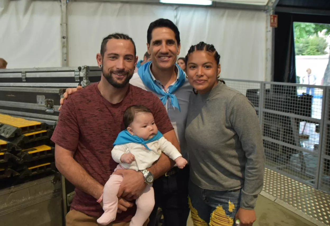Acto de entrega de la primera pañoleta de San Mateo a los bebés en Monzón.