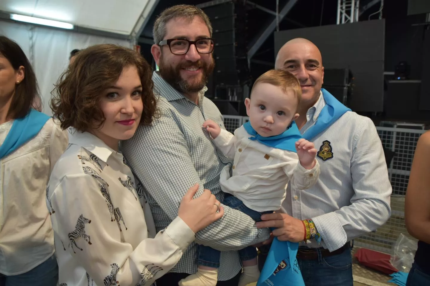 Acto de entrega de la primera pañoleta de San Mateo a los bebés en Monzón.