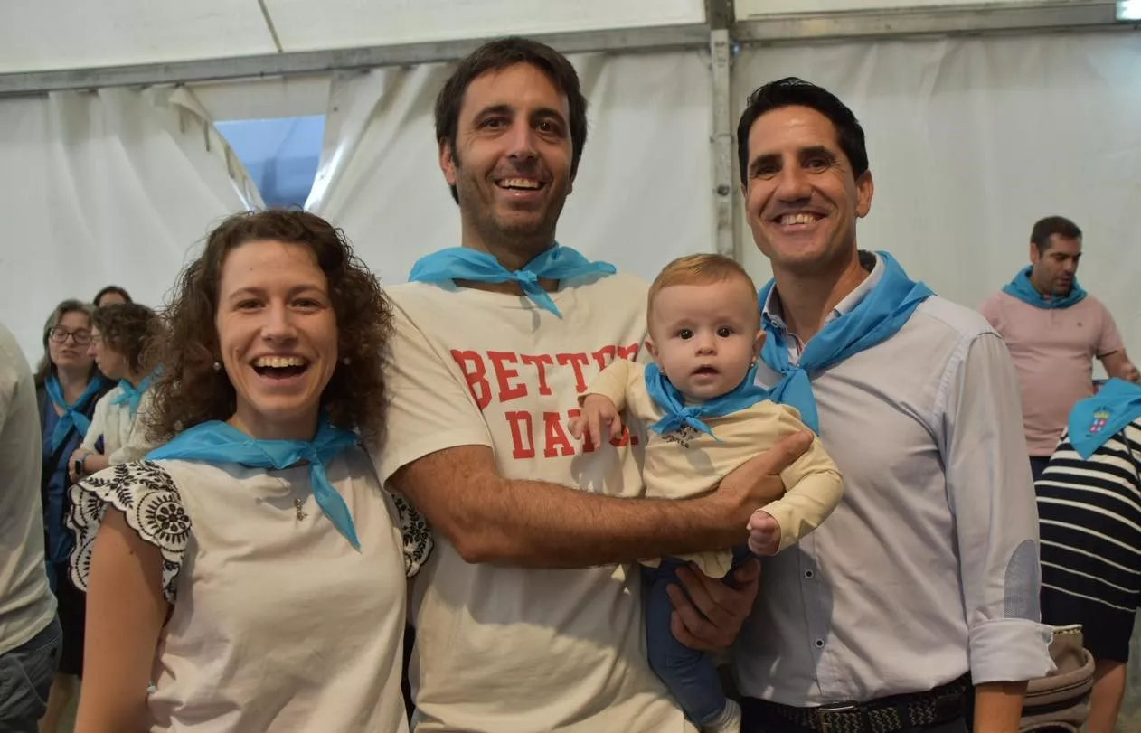 Acto de entrega de la primera pañoleta de San Mateo a los bebés en Monzón.