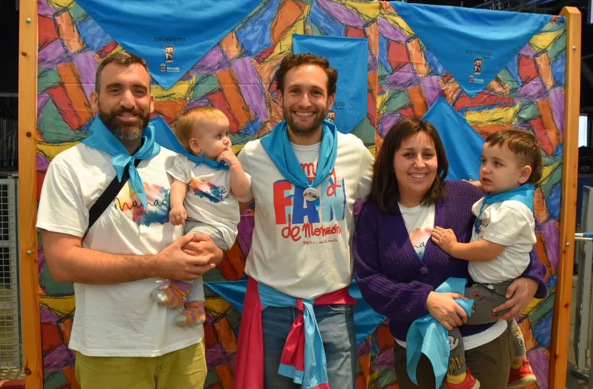 Acto de entrega de la primera pañoleta de San Mateo a los bebés en Monzón.