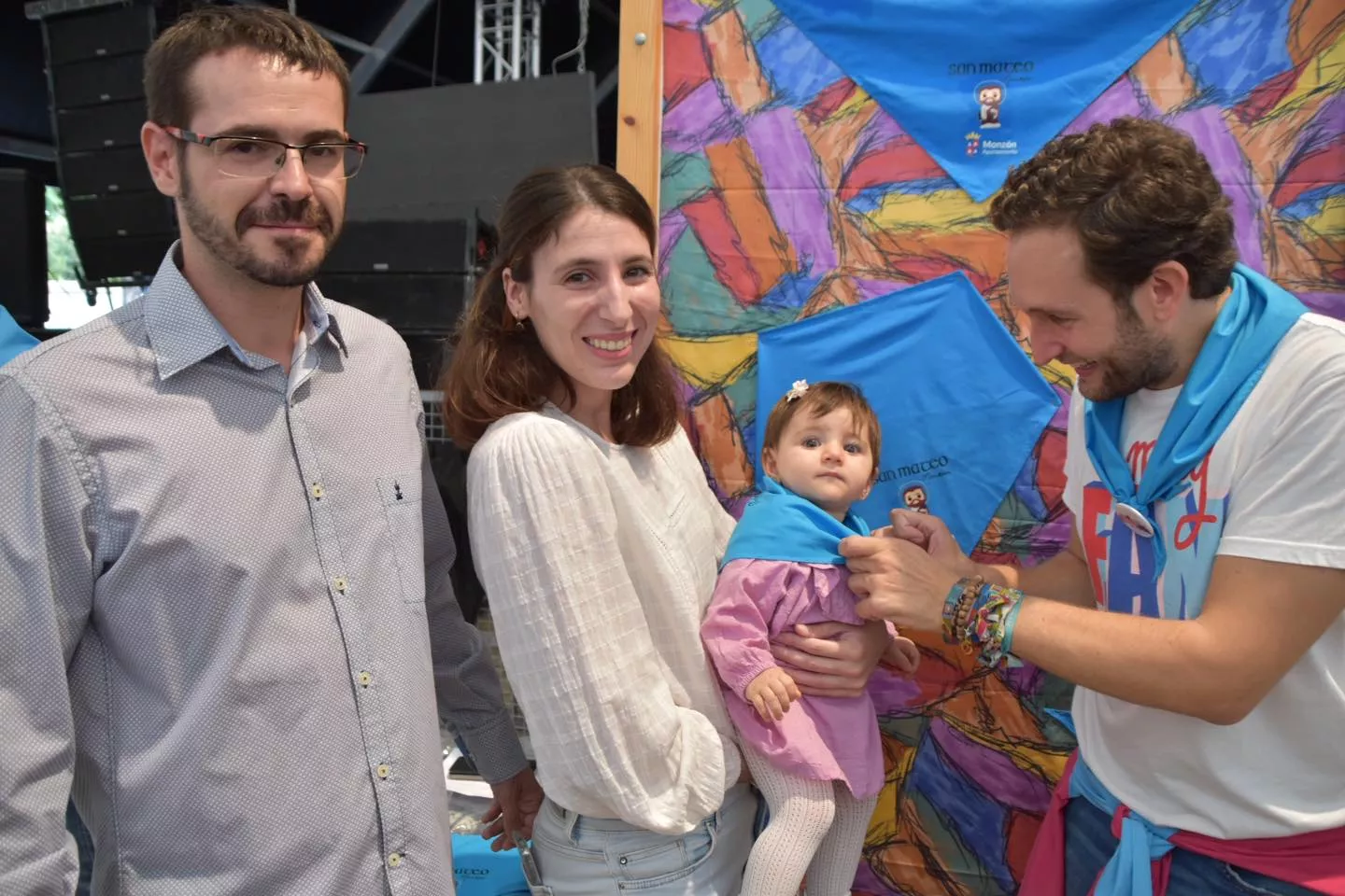 Acto de entrega de la primera pañoleta de San Mateo a los bebés en Monzón.
