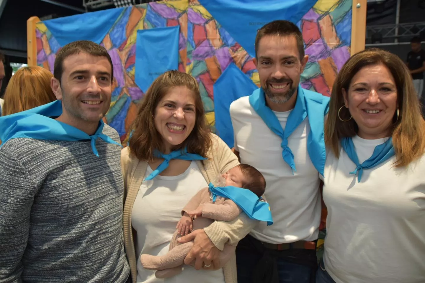 Acto de entrega de la primera pañoleta de San Mateo a los bebés en Monzón.