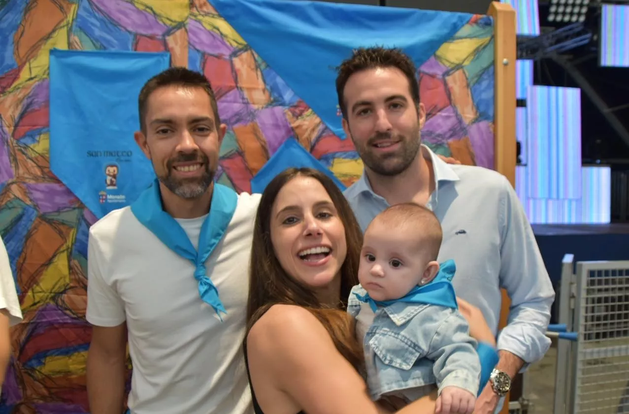 Acto de entrega de la primera pañoleta de San Mateo a los bebés en Monzón.