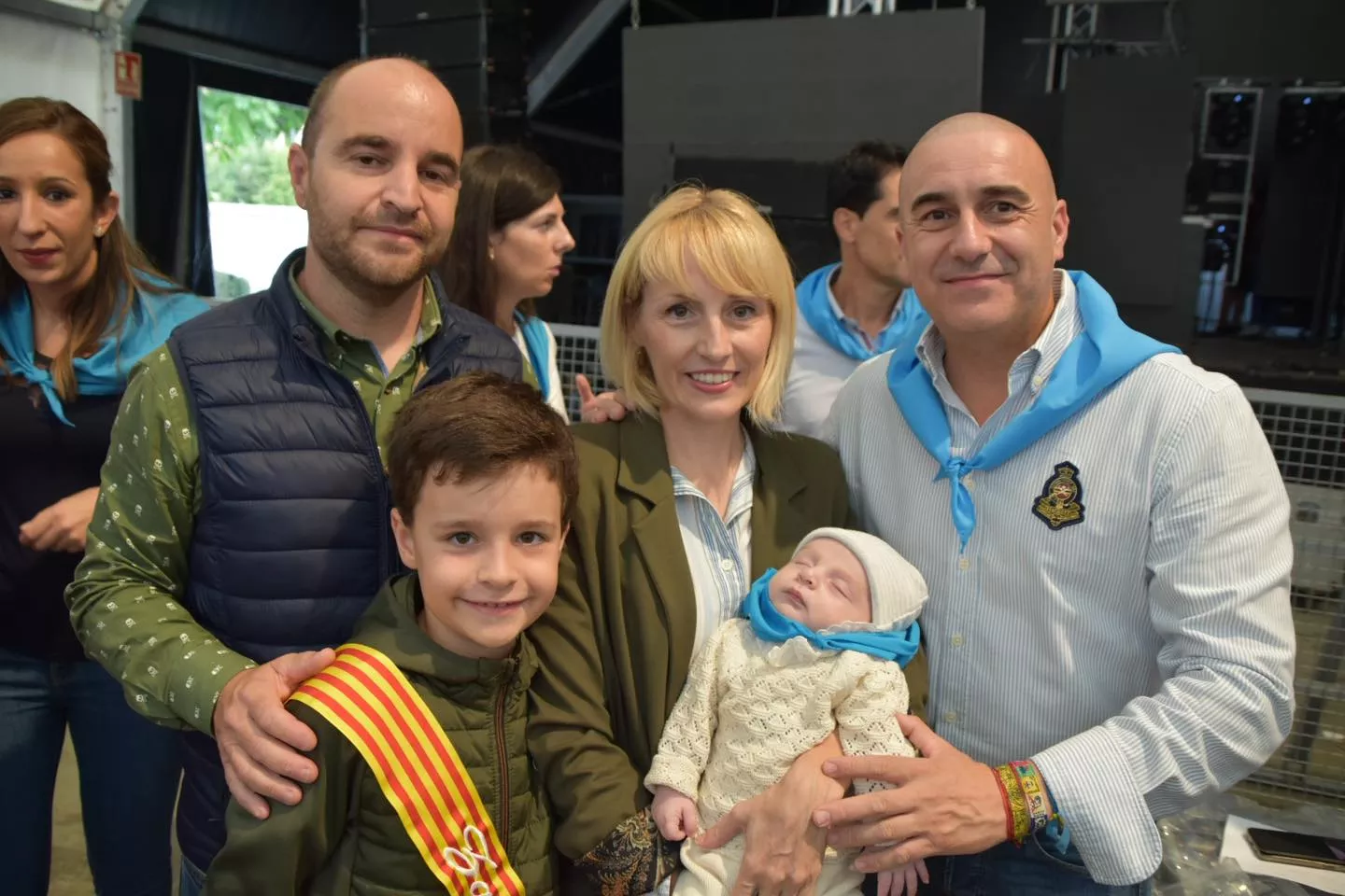 Acto de entrega de la primera pañoleta de San Mateo a los bebés en Monzón.