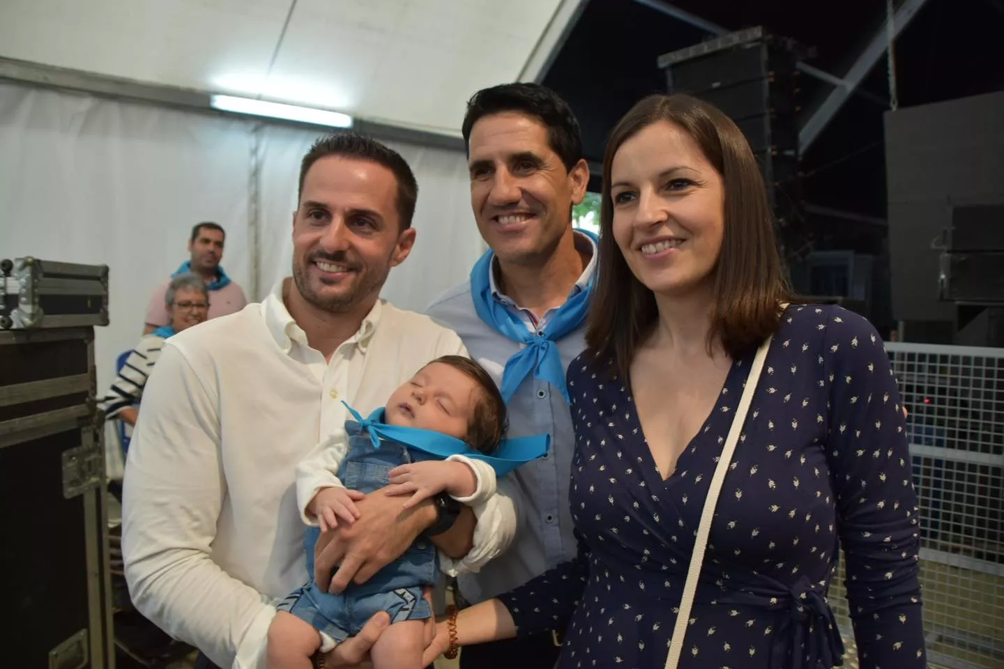 Acto de entrega de la primera pañoleta de San Mateo a los bebés en Monzón.