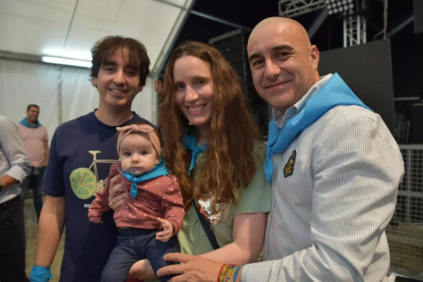 Acto de entrega de la primera pañoleta de San Mateo a los bebés en Monzón.