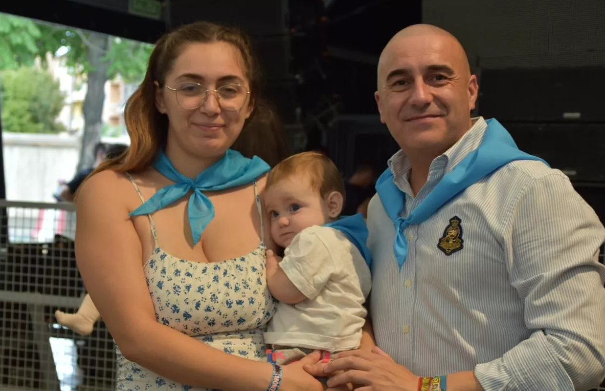 Acto de entrega de la primera pañoleta de San Mateo a los bebés en Monzón.