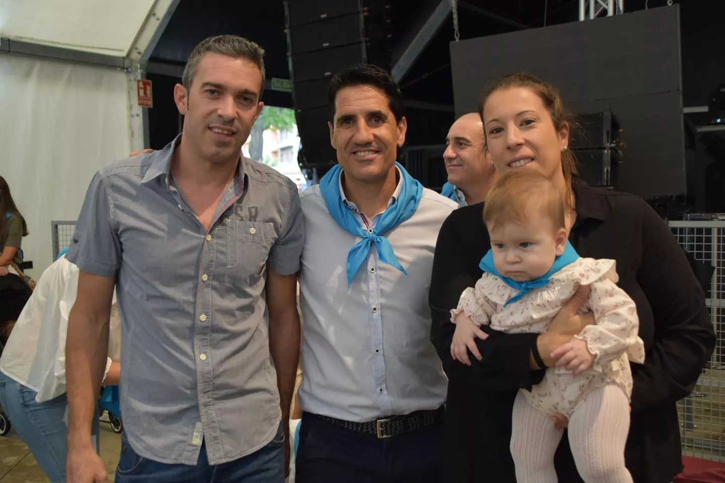 Acto de entrega de la primera pañoleta de San Mateo a los bebés en Monzón.