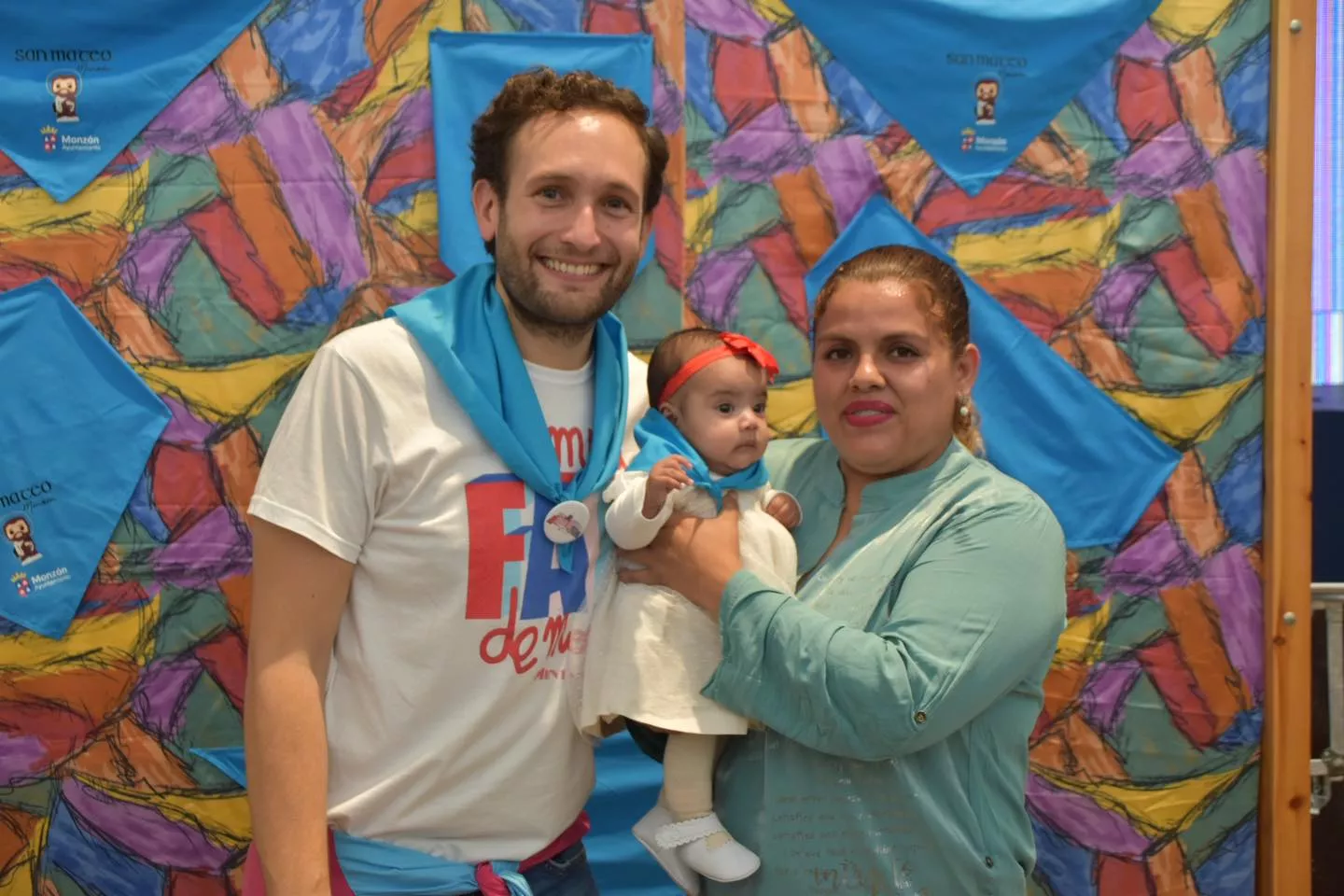 Acto de entrega de la primera pañoleta de San Mateo a los bebés en Monzón.