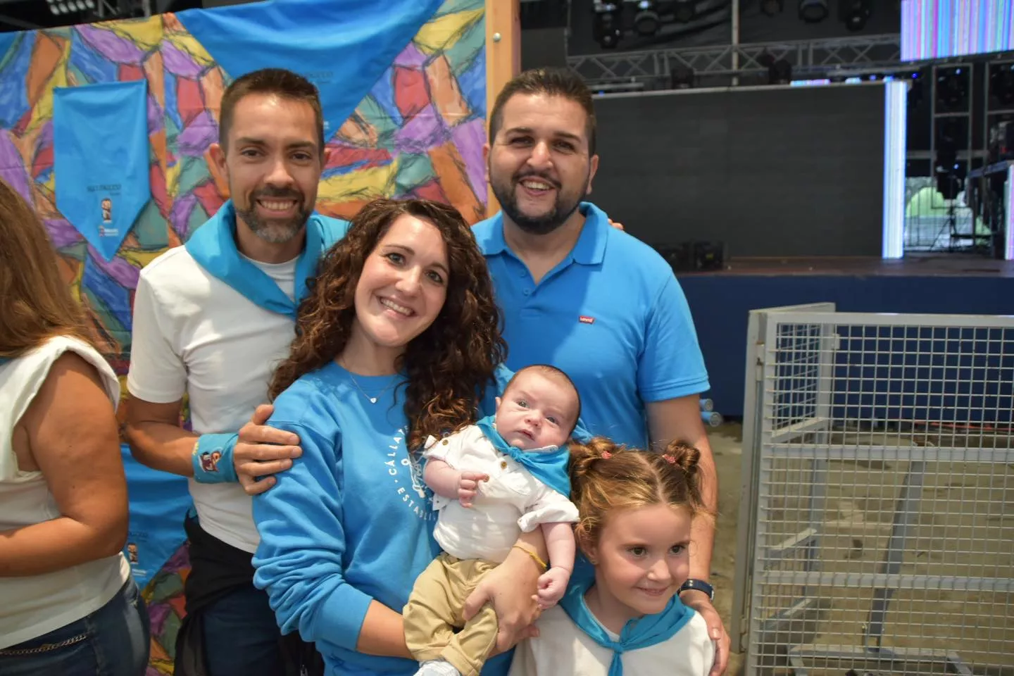 Acto de entrega de la primera pañoleta de San Mateo a los bebés en Monzón.