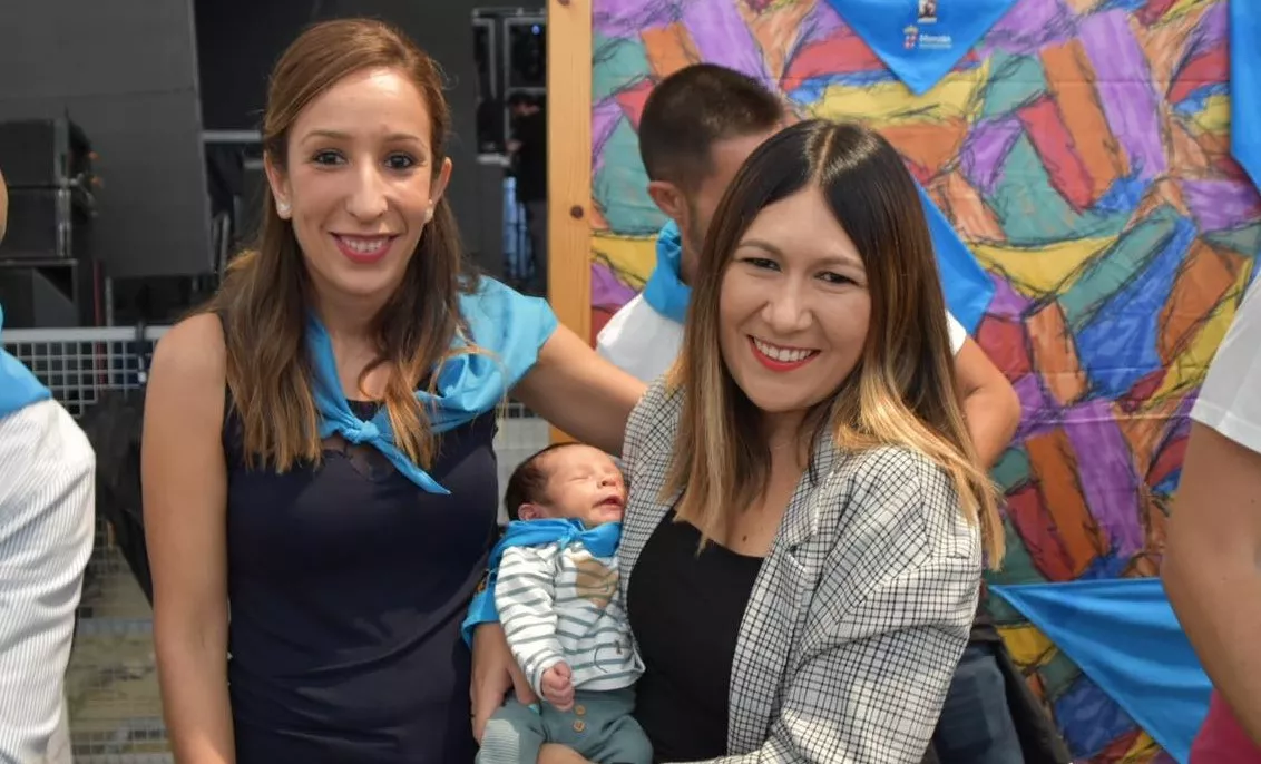 Acto de entrega de la primera pañoleta de San Mateo a los bebés en Monzón.