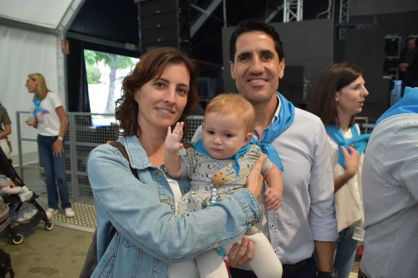 Acto de entrega de la primera pañoleta de San Mateo a los bebés en Monzón.