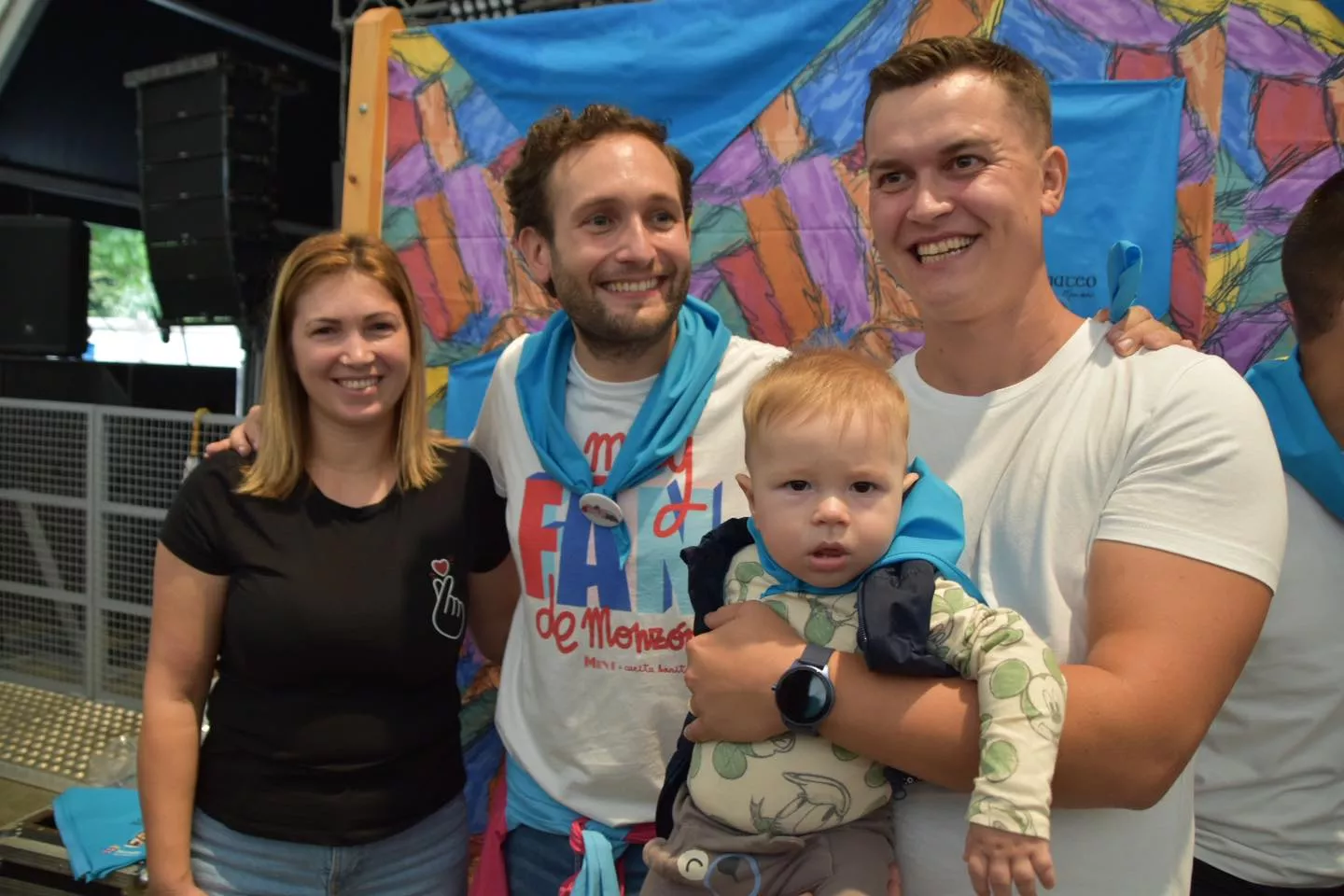 Acto de entrega de la primera pañoleta de San Mateo a los bebés en Monzón.