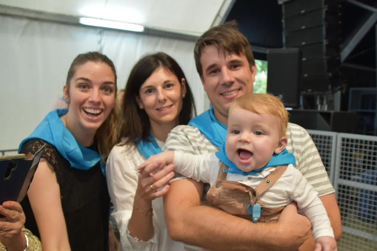 Acto de entrega de la primera pañoleta de San Mateo a los bebés en Monzón.