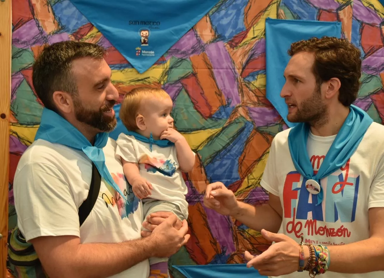 Acto de entrega de la primera pañoleta de San Mateo a los bebés en Monzón.