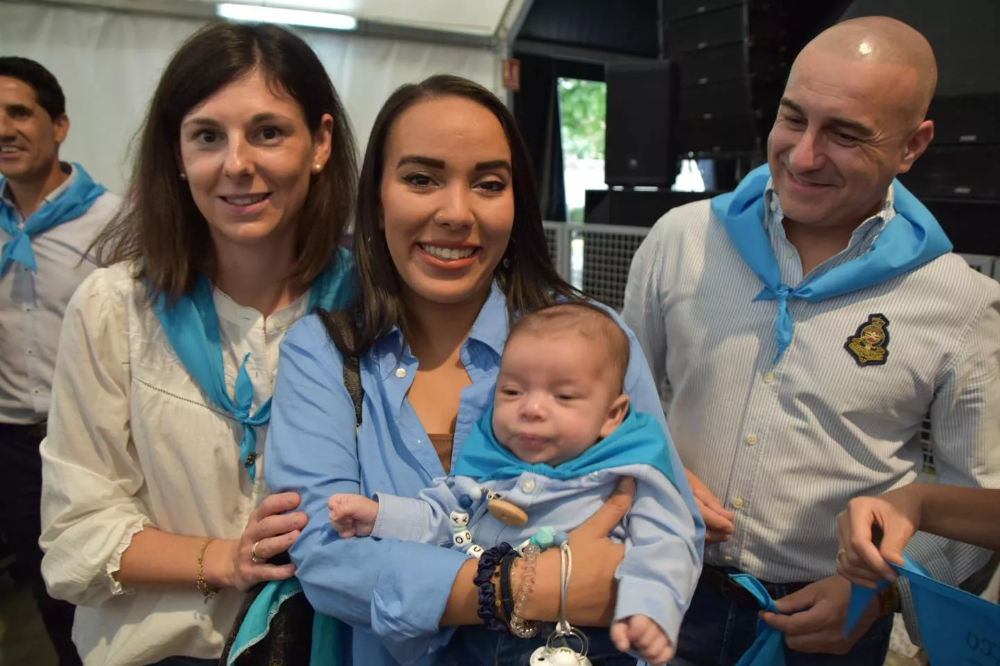Acto de entrega de la primera pañoleta de San Mateo a los bebés en Monzón.