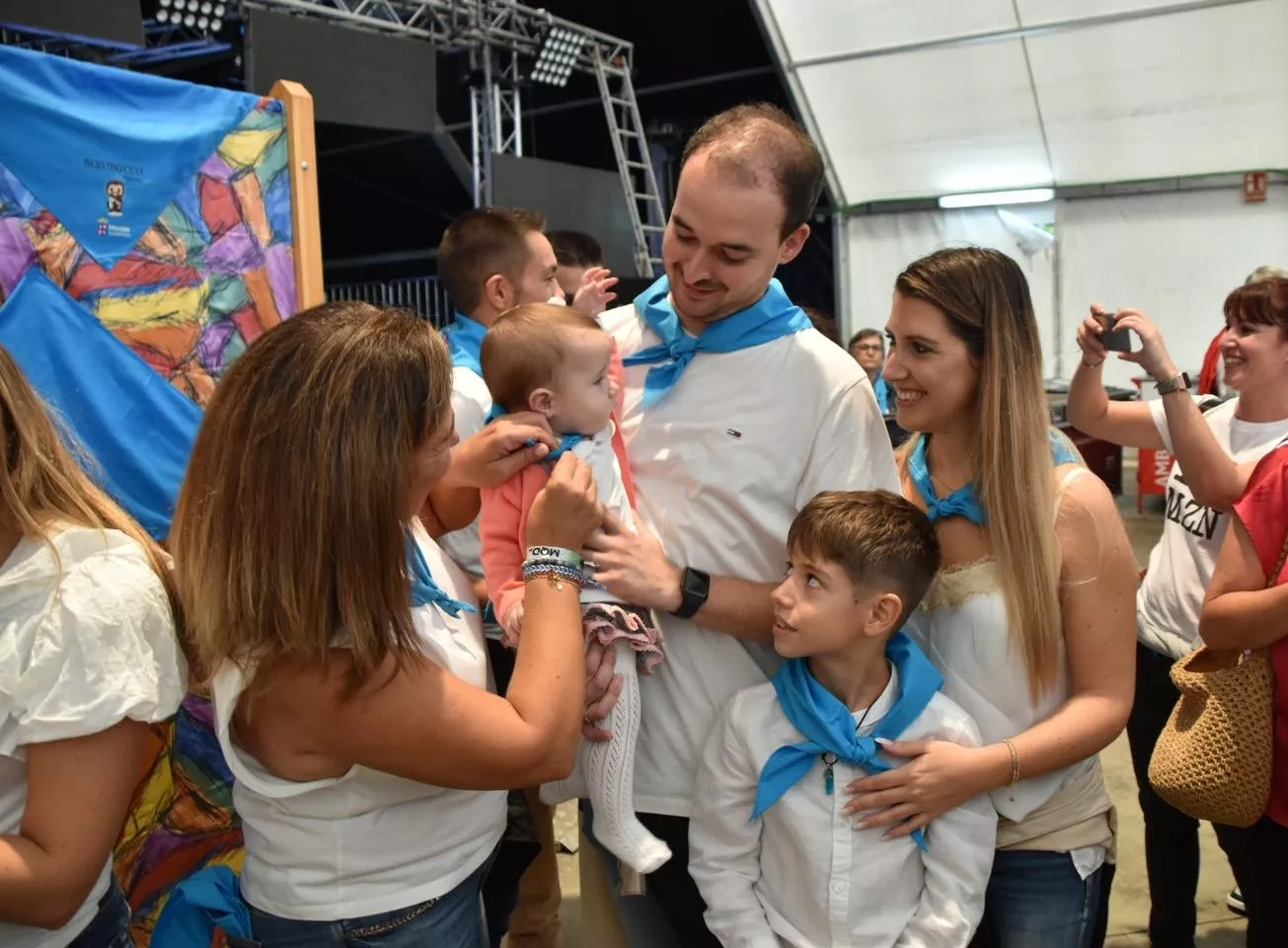 Acto de entrega de la primera pañoleta de San Mateo a los bebés en Monzón.