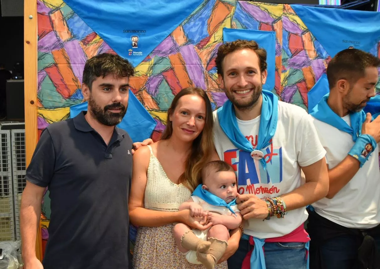 Acto de entrega de la primera pañoleta de San Mateo a los bebés en Monzón.