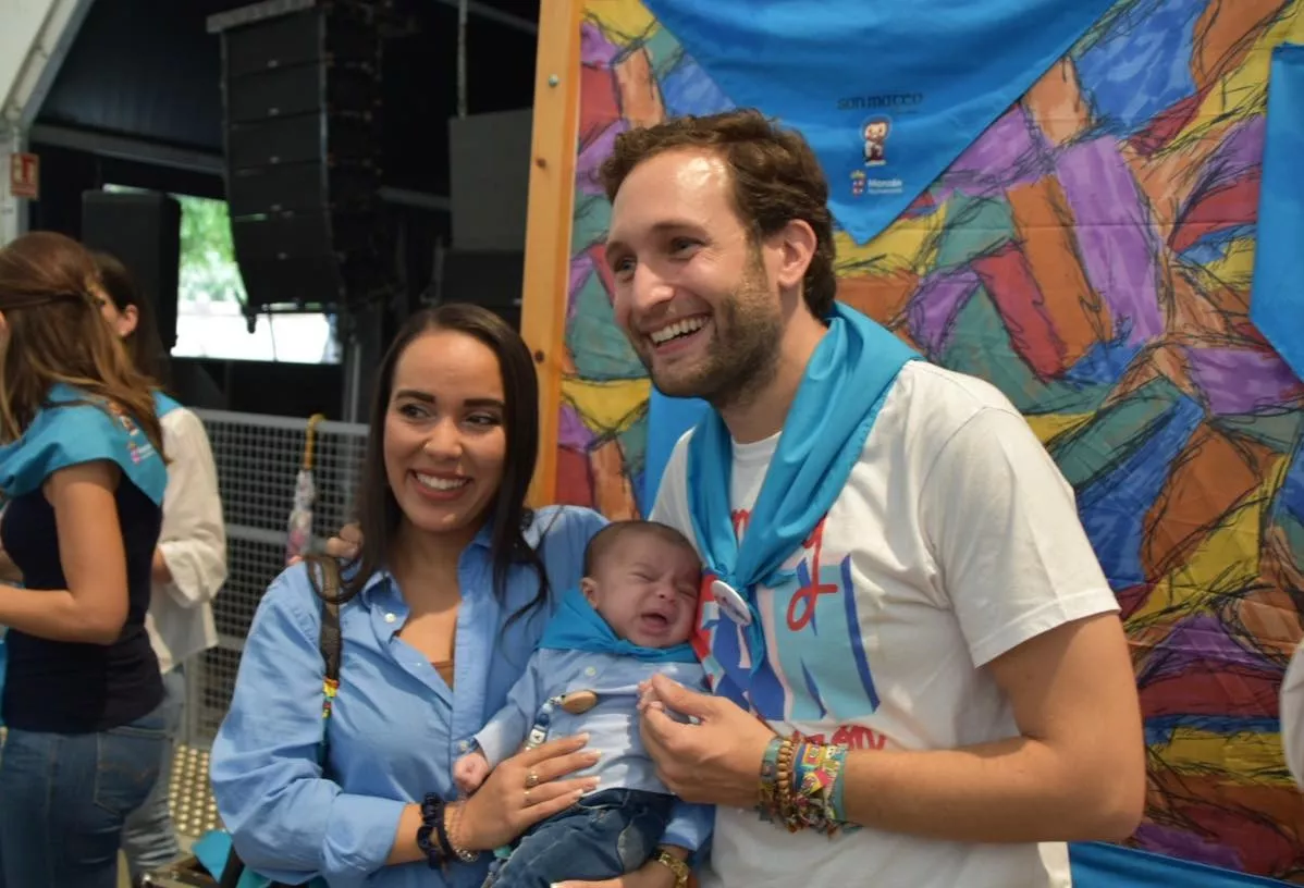 Acto de entrega de la primera pañoleta de San Mateo a los bebés en Monzón.