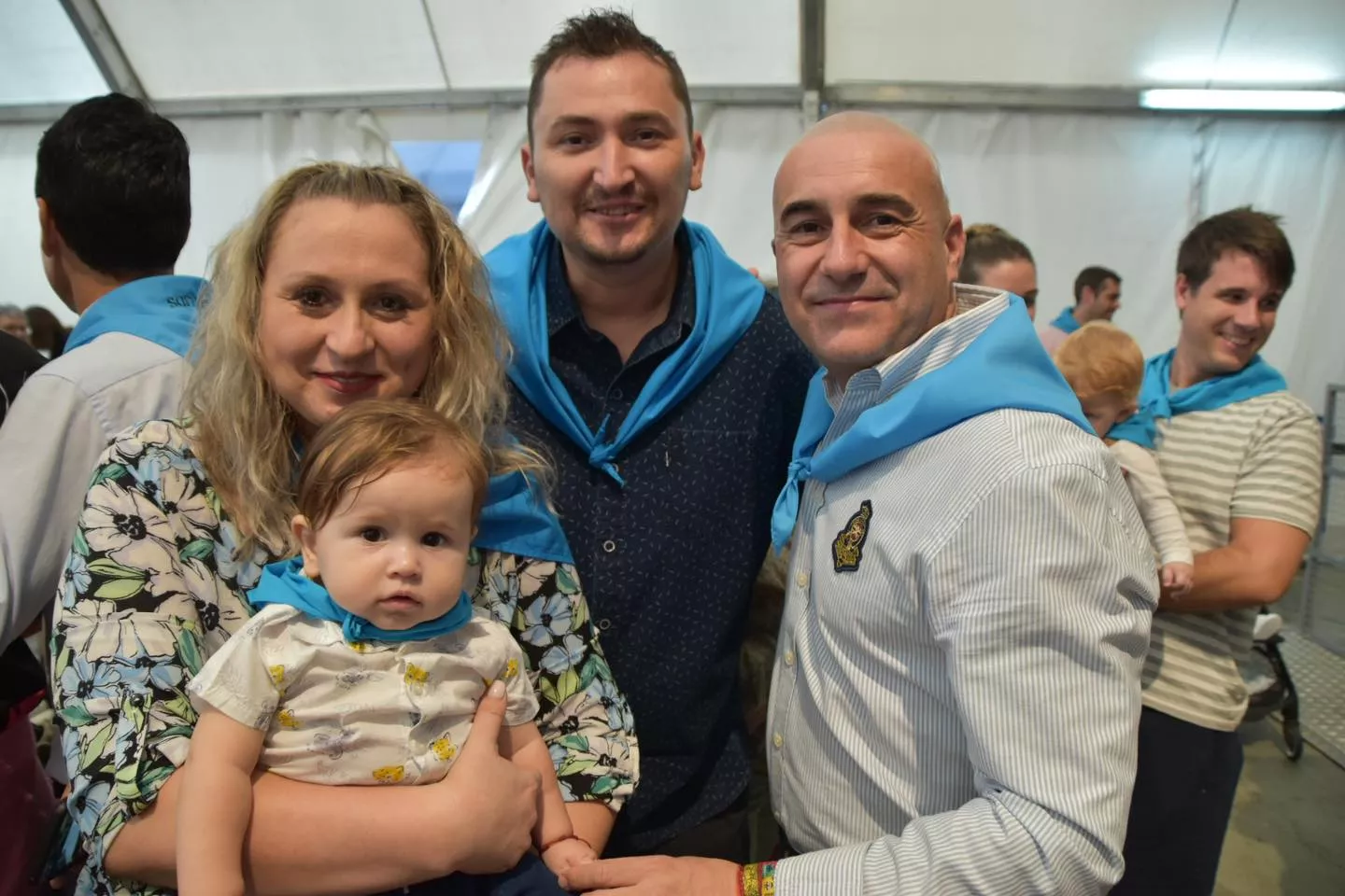 Acto de entrega de la primera pañoleta de San Mateo a los bebés en Monzón.