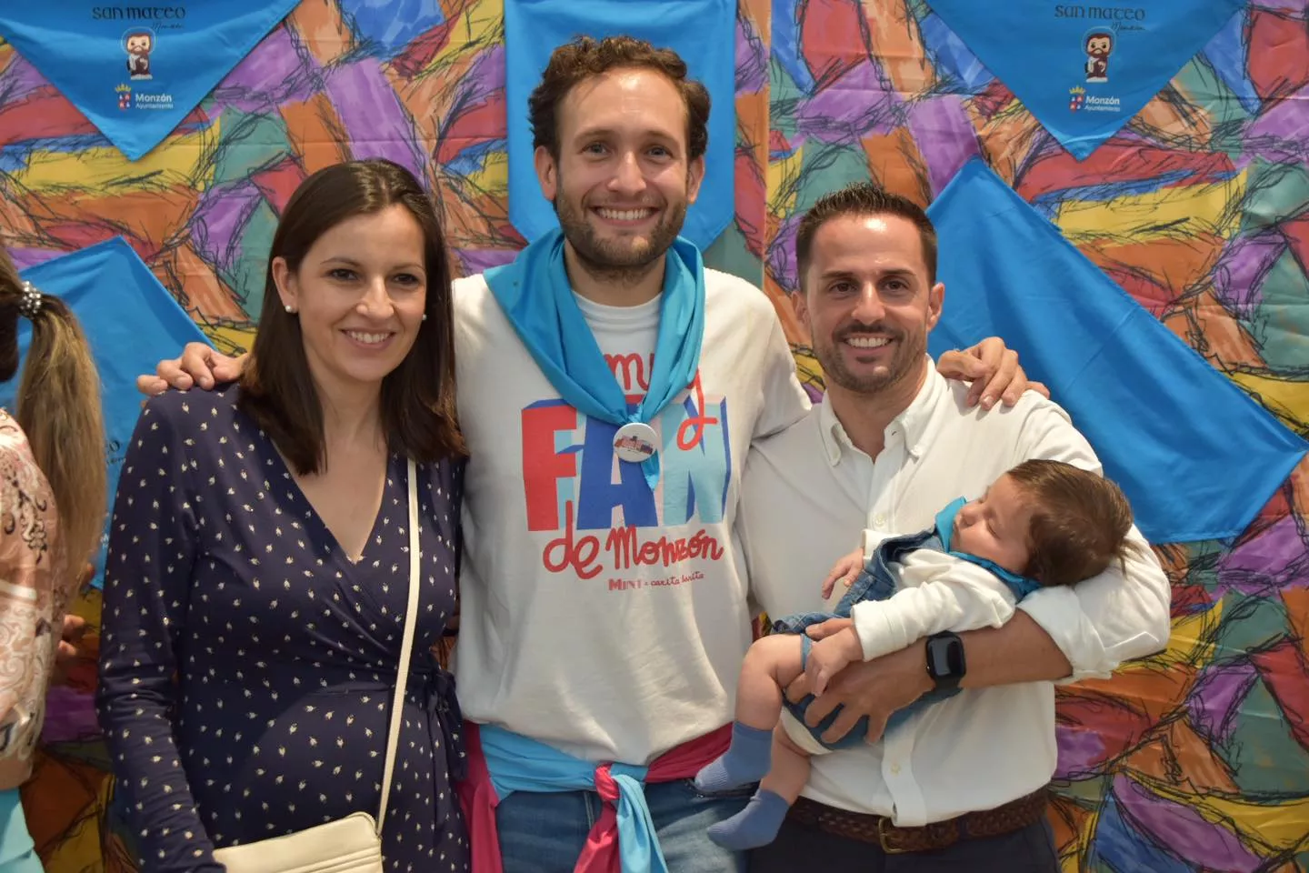 Acto de entrega de la primera pañoleta de San Mateo a los bebés en Monzón.